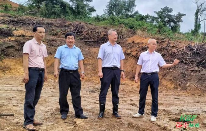 艾轶伦实地调研牛岭农场公司榴莲蜜种植基地建设情况。梅继林 摄